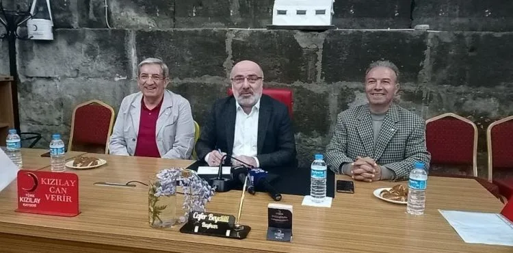Rektör Karamustafa gençlerle çay-simit buluşmasında bir araya geldi