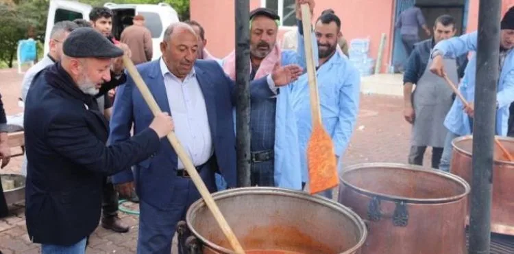 BAŞKAN ÇOLAKBAYRAKDAR, ŞÜKÜR SOFRASINDA VATANDAŞLARLA BULUŞTU