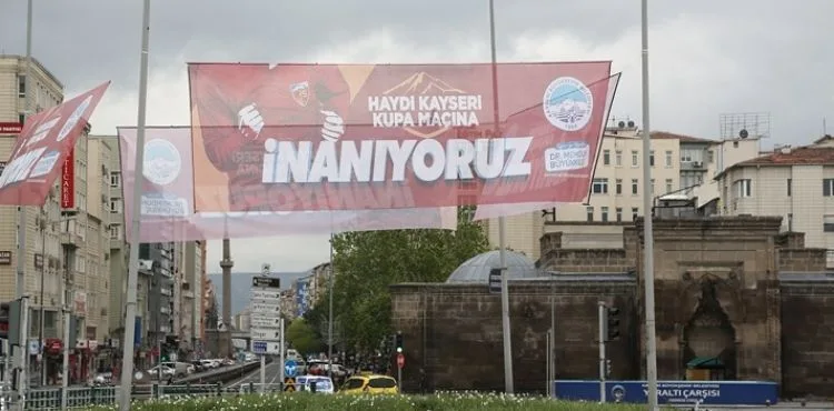 BAŞKAN BÜYÜKKILIÇ’TAN KAYSERİSPOR’A ‘PANKARTLI’ DESTEK