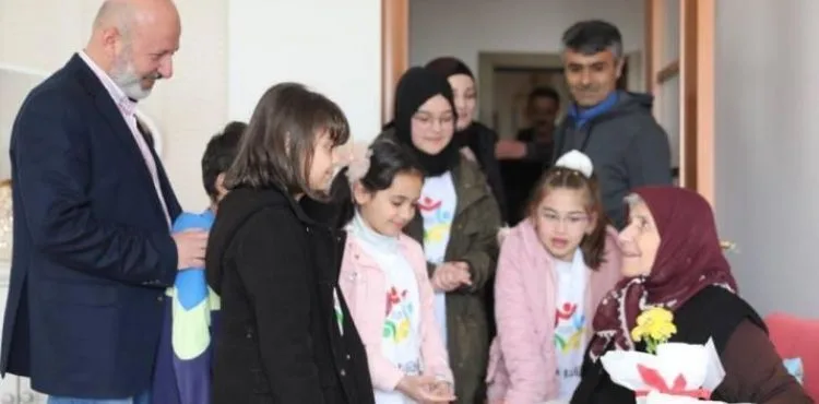 BAŞKAN ÇOLAKBAYRAKDAR’I, ŞEHİT ANNELER BAĞRINA BASTI