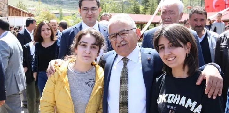 BAŞKAN BÜYÜKKILIÇ, YAHYALI’DA İKİ OKULA KAZANDIRILAN HALI SAHALARIN AÇILIŞINI YAPTI