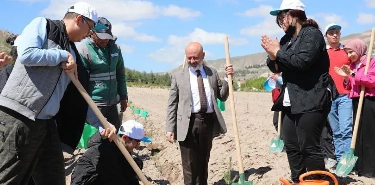 BAŞKAN ÇOLAKBAYRAKDAR, ENGELLİLER HAFTASINI FİDANLARLA TAÇLANDIRDI