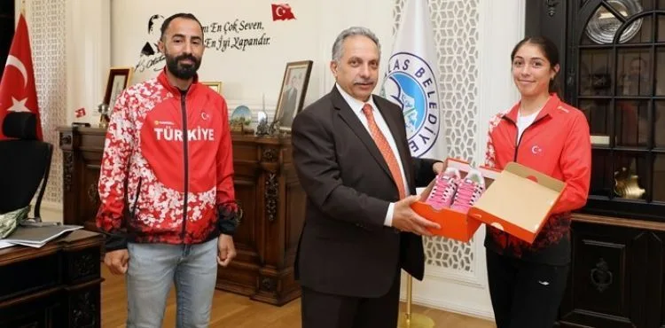 “İNŞALLAH BU AYAKKABILARLA ALTIN MADALYAYA KOŞARSIN”