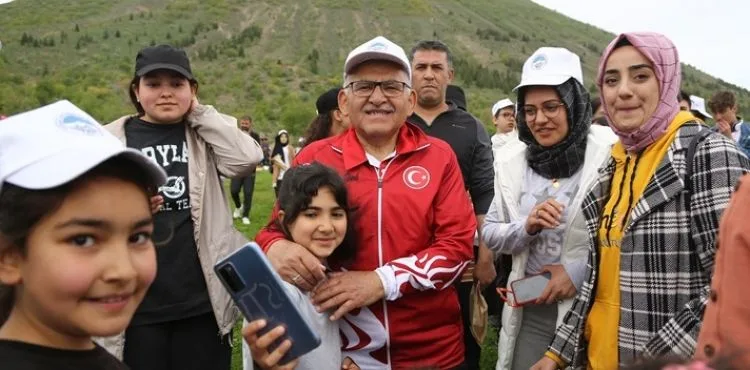 BÜYÜKŞEHİR’DEN ‘GENÇLİK YÜRÜYÜŞÜ’ ETKİNLİĞİ