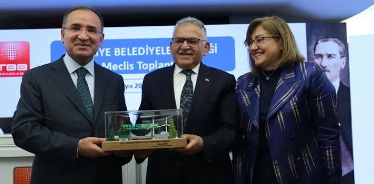 BAŞKAN BÜYÜKKILIÇ’A BAKAN BOZDAĞ’DAN ÇEVRE DOSTU ULAŞIM ÖDÜLÜ