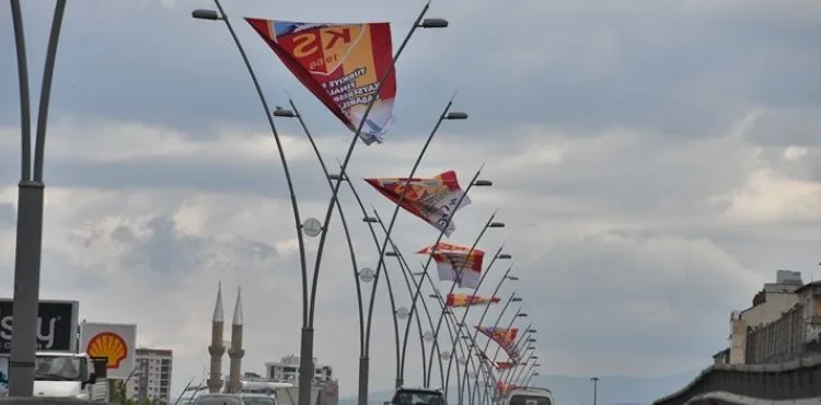 FİNAL MAÇI İÇİN TEK YÜREK OLAN KAYSERİ, SARI KIRMIZIYA BOYANDI
