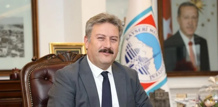BAŞKAN PALANCIOĞLU, DÜNYA YÜZME ŞAMPİYONU MEHLİKA KUZEH YALÇIN'I KUTLADI