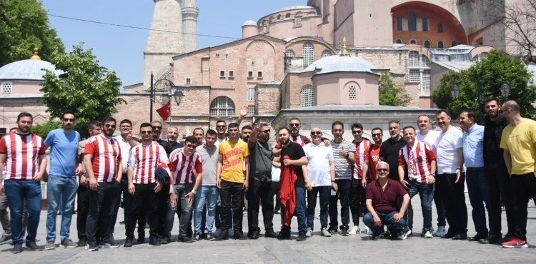 Kupa yolculuğunda gerginlik, İstanbul'da dostluk görüntüleri