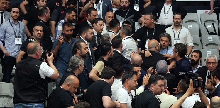 Beşiktaş kongresinde kavga