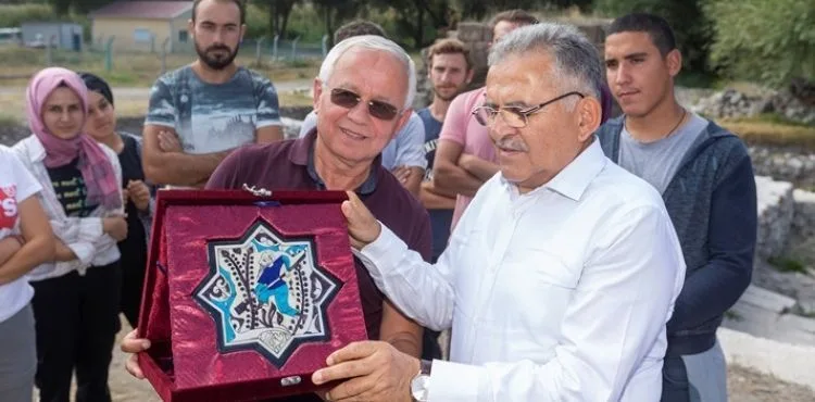 BÜYÜKŞEHİR, KEYKUBADİYE SARAYI’NDA ÇIKAN ESERLERİ SERGİLEYECEK
