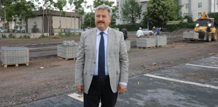 “ŞEHRİN MERKEZİNDE HUMMALI ÇALIŞMA DEVAM EDİYOR”