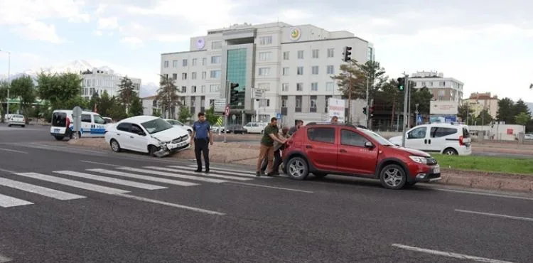 Otomobiller çarpıştı; 1 yaralı
