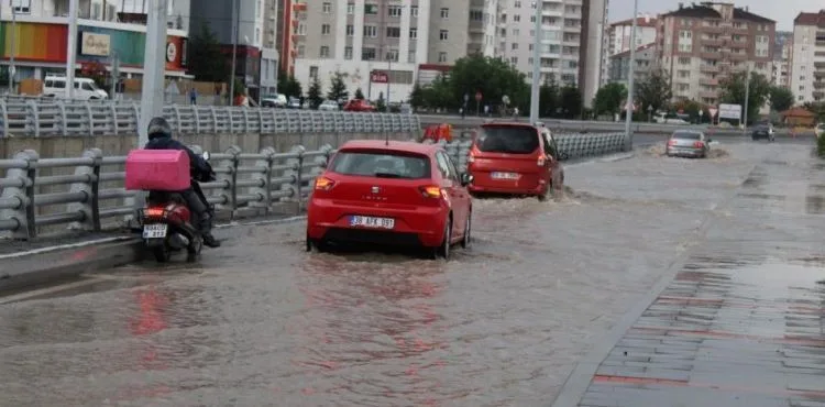Sağanak yağış hayatı olumsuz etkiledi