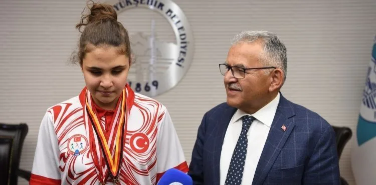 Başkan Büyükkılıç’tan Özel Sporcu Şampiyon Cemre’ye Destek