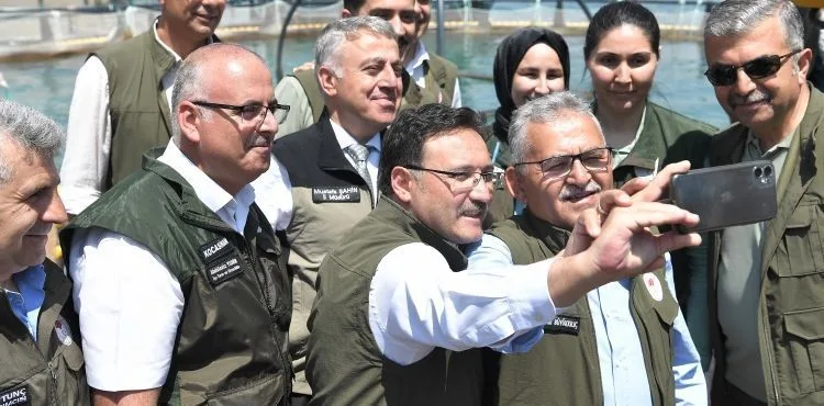 BAŞKAN BÜYÜKKILIÇ, VALİ ÇİÇEK İLE SOMON BALIĞI HASADINA KATILDI
