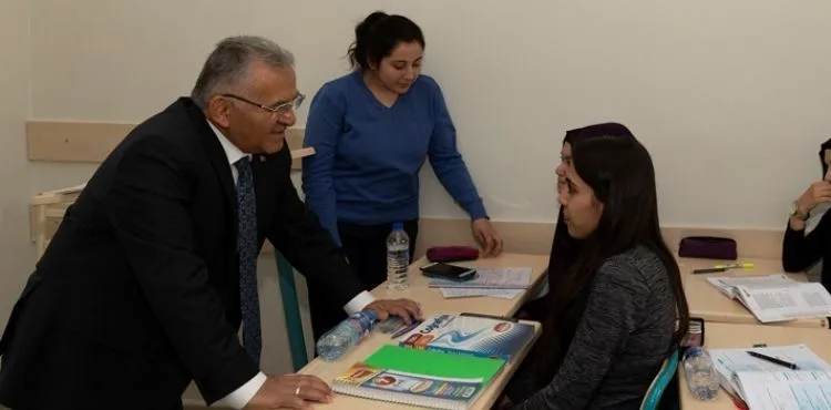 BÜYÜKŞEHİR KAYMEK YAZ KURSLARI’NA BİR HAFTADA 5 BİN KAYIT