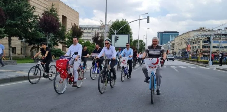 SAADET’TEN DİKKAT ÇEKEN PROTESTO