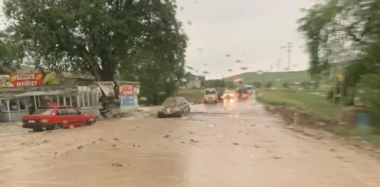 Kayseri'de sağanak yağış hayatı olumsuz etkiledi