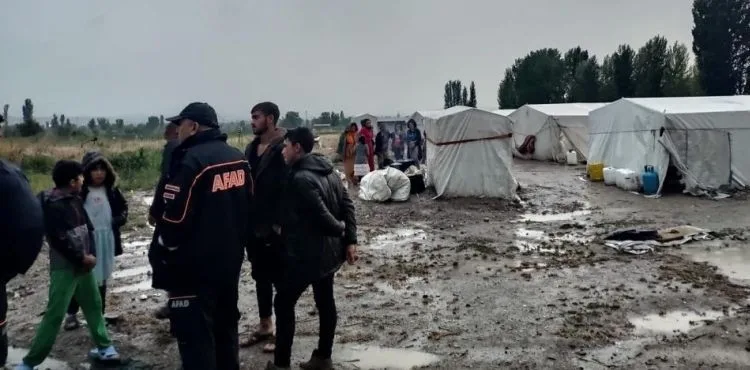 Çadır alanını sel bastı, 30 kişi canını zor kurtardı