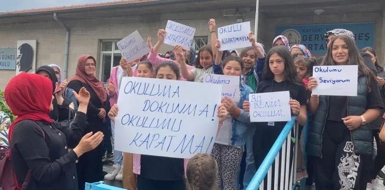 Derviş Güneş Ortaokulu öğrenci ve velileri kapatılma iddialarına karşın eylem yaptı