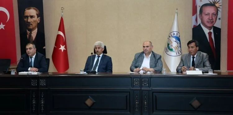 TALAS KIRSALINDAKİ MUHTARLARLA ALTYAPI TOPLANTISI