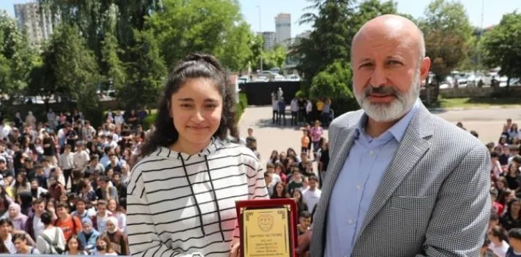 BAŞKAN ÇOLAKBAYRAKDAR, ÖĞRENCİLERİN KARNE SEVİNCİNE ORTAK OLDU