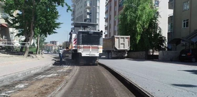 TALAS'TA ASFALTLAR YENİLENİYOR, SÖKÜLENLER ALTYAPI OLUYOR