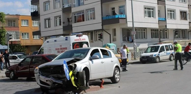 Otomobiller çarpıştı: 2 yaralı