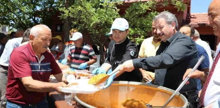 TURAN MAHALLESİ’NDE ŞÜKÜR DUASI YAPILARAK PİLAV İKRAM EDİLDİ