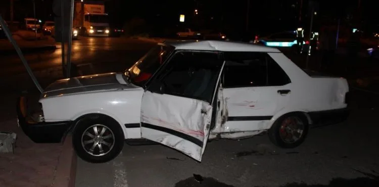 Otomobiller çarpıştı: 2 Yaralı