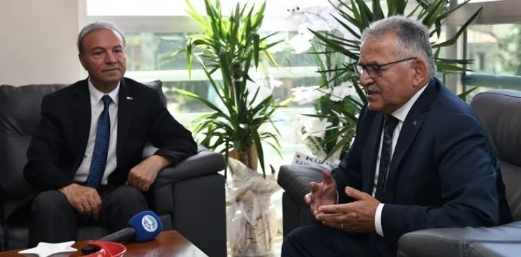 BAŞKAN BÜYÜKKILIÇ, KIZILAY GÖNÜLLÜ YELEĞİ GİYDİ, KURBAN BAĞIŞLADI