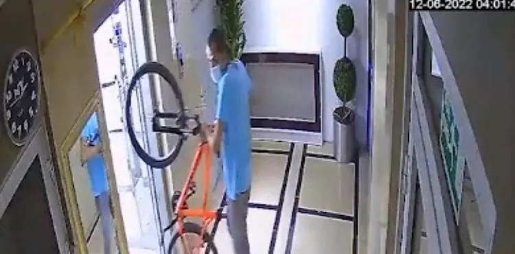 Bisiklet hırsızı kameralara yakalandı