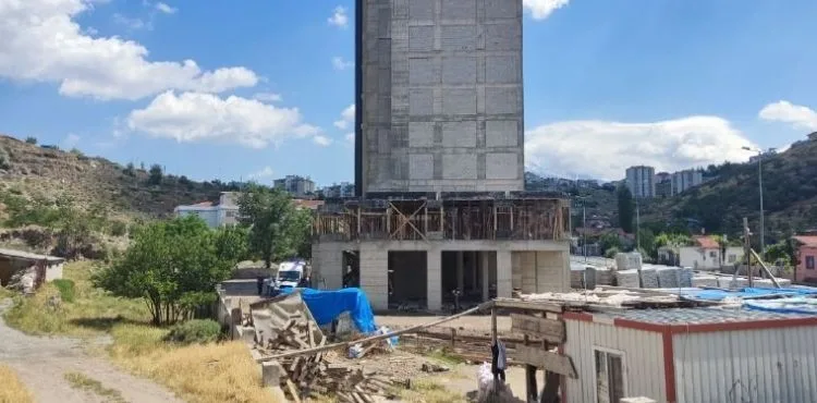 Çalıştığı inşaattan düşen kalıp ustası yaralandı