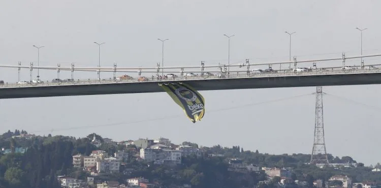 Köprülere Fenerbahçe bayrakları asıldı