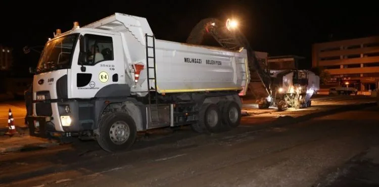 MELİKGAZİ'DE GECE YOL MESAİSİ