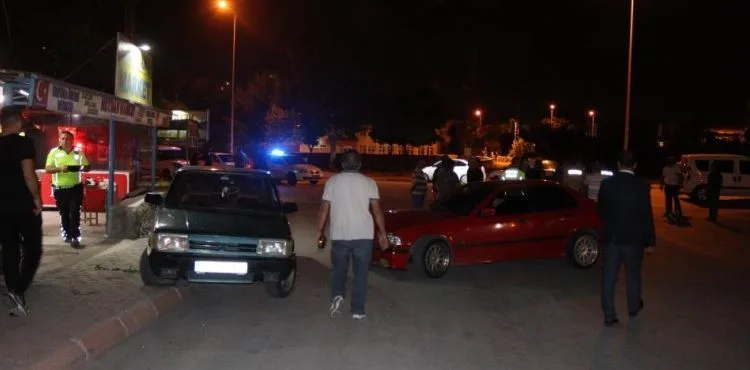Drift atarken park halindeki araca çarpan sürücü ortalığı birbirine kattı
