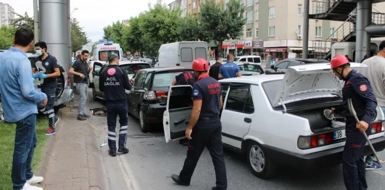 Kayseri’de 9 araç birbirine girdi: 1 yaralı