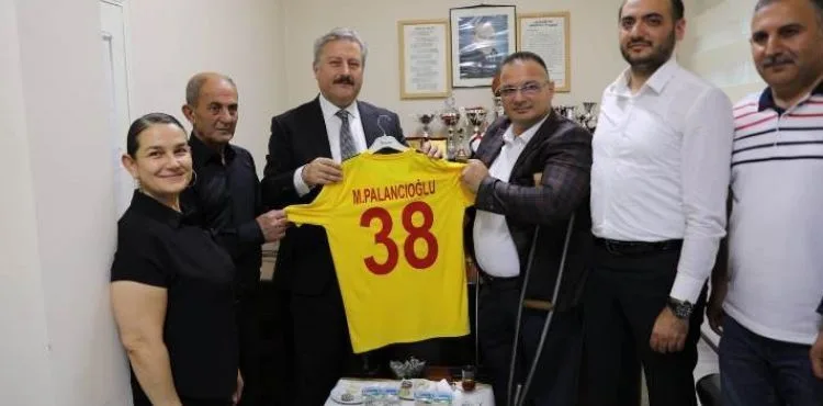 BAŞKAN PALANCIOĞLU’NDAN BEDENSEL ENGELLİLER SPOR KULÜBÜ’NE ZİYARET