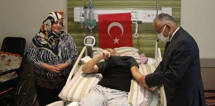 Başkan Büyükkılıç Kahraman Gaziyi Hastanede Ziyaret Etti