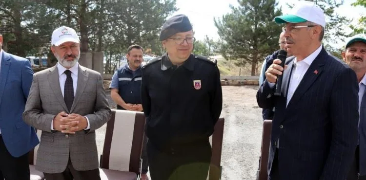 Protokol, çiftçilerin traktörlerine reflektör taktı