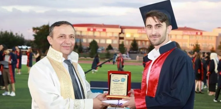 ERÜ Spor Bilimleri Fakültesi’nde mezuniyet coşkusu