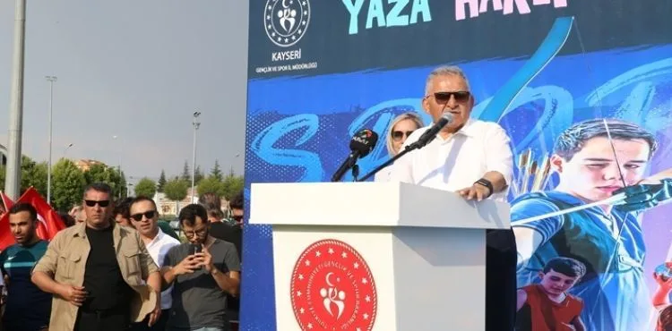 SPOR OKULLARI AÇILIŞINA KATILAN BAŞKAN BÜYÜKKILIÇ’A GENÇ VE MİNİKLERİN YOĞUN İLGİSİ