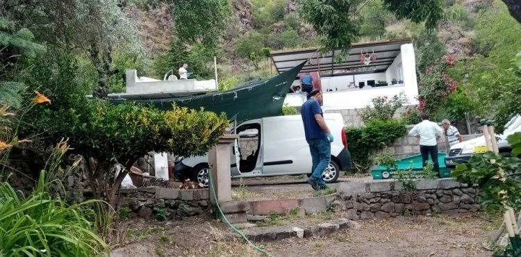 Tamir için çıktığı çatıdan düştü, yaşamını yitirdi