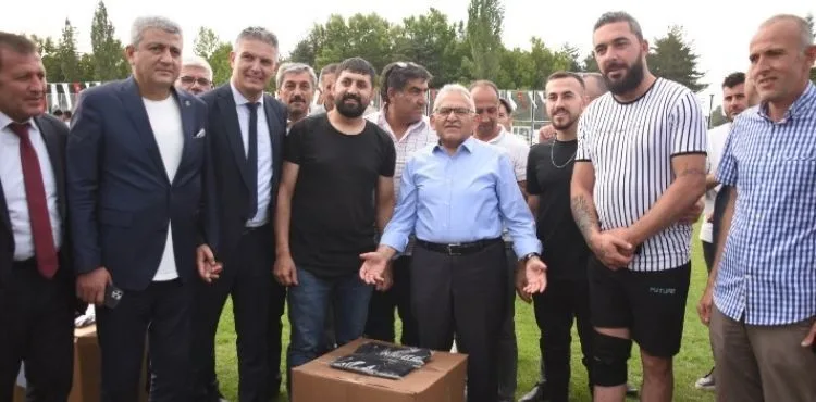 Amatör kulüplere malzeme desteği