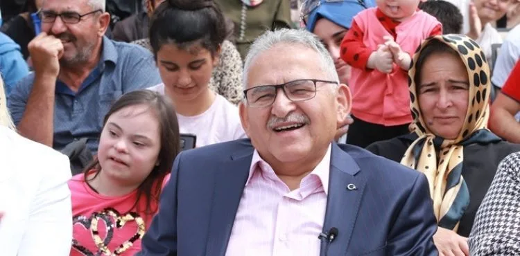 BAŞKAN BÜYÜKKILIÇ, EN ÖZEL ÖĞRENCİLERE KARNELERİNİ DAĞITTI