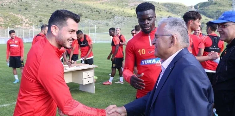 BAŞKAN BÜYÜKKILIÇ’TAN KAYSERİSPOR’UN ERCİYES KAMPINA ZİYARET