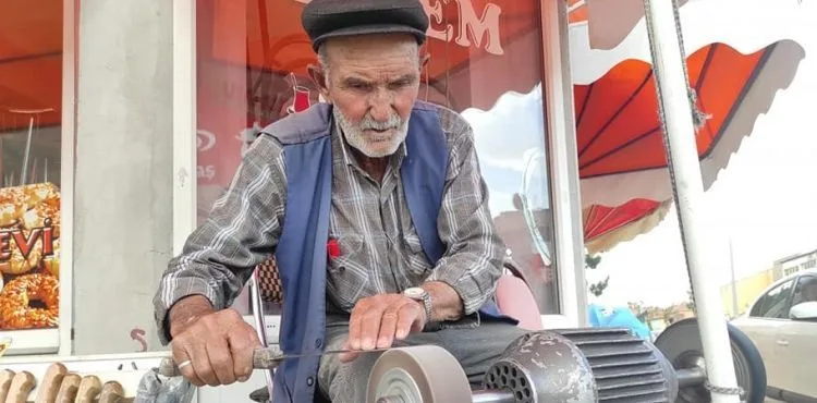 TOMARZA DA BIÇAK BİLEYİCİLERİ İŞ BAŞINDA