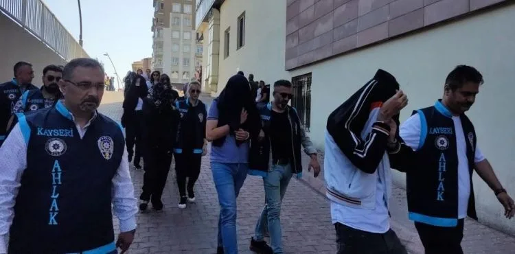 Kataloglarla fuhuş yaptıran çeteye operasyon: 27 Gözaltı