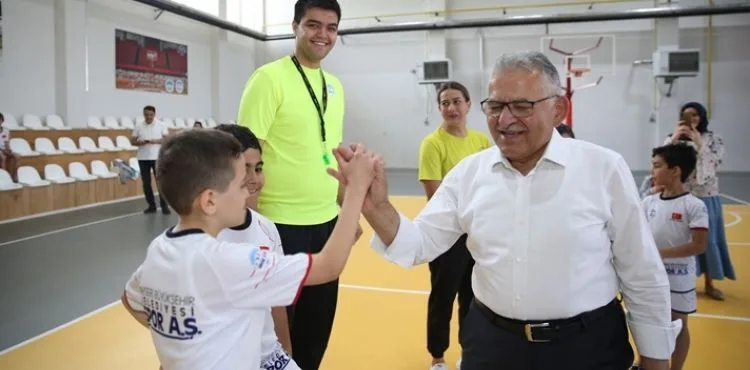 BAŞKAN BÜYÜKKILIÇ, SPOR MERKEZİ’NDE MİNİKLERLE BULUŞTU