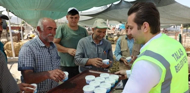TALAS BELEDİYESİ’NDEN KURBAN PAZARINDA DONDURMA İKRAMI